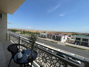 撒马尔罕Samarkand luxury apartment #5的街景阳台的桌子
