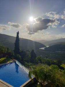 拉梅戈Golden Mirror的享有山谷景致的大型游泳池