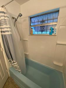 维洛海滩Vintage Vero Bungalo II的带淋浴的浴室和窗户。
