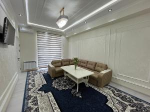 撒马尔罕Samarkand luxury apartment #5的客厅配有沙发和桌子