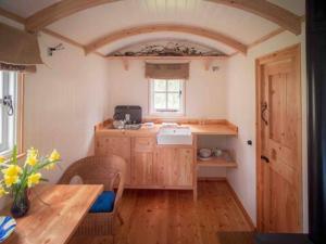 阿利士Bamff Ecotourism的一个带水槽和桌子的厨房