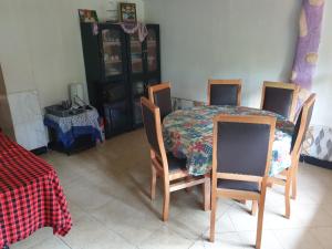 阿鲁沙Zion Care Homestay的桌子和椅子