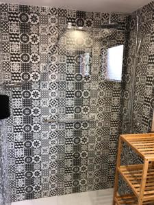 Collado MedianoApartamentos DELUXE Con Jacuzzi o Chimenea LOVE FOR TWO的浴室设有黑色和白色图案的墙壁