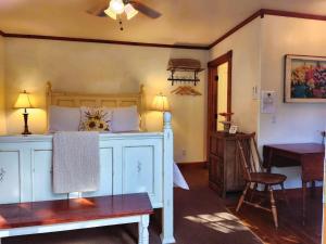 朱利安Oak Hill Inn的一间卧室配有一张床、一张桌子和一张书桌