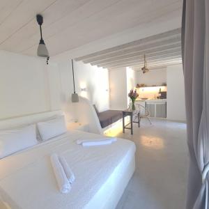 卡拉法蒂斯Bella Alba的白色卧室配有白色床和2条毛巾