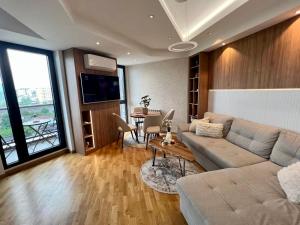 斯科普里Maria's Elite Luxury Apartment Skopje的客厅配有沙发和桌子