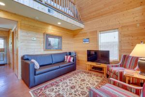 哥伦比亚Lakefront Columbia Cabin with Porch and Shared Dock的带沙发和平面电视的客厅