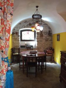 多尔切阿夸Holiday Home Carina的一间带桌椅和窗户的用餐室