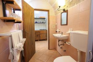 莱韦拉诺艾克德拉度假小屋的一间带卫生间和水槽的浴室