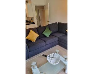 曼斯菲尔德No7的客厅配有紫色沙发和桌子