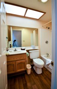 箭头湖箭头湖北湾酒店的浴室配有卫生间、盥洗盆和浴缸。