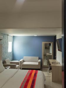 里奥阿查Hotel Juan Pablo 2的一间卧室设有一张床和一间客厅。