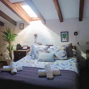 米耶雷斯La Nozal - La Vallicuerra Casas Rurales的一间卧室配有带袜子的床
