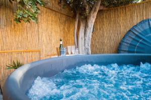 维库尼亚Casa Doris的热水浴池,内含一瓶葡萄酒