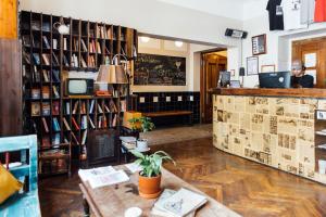 布拉格托比斯先生酒店的一间咖啡厅,里面设有桌子,还有书