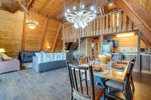 哥伦比亚Lakefront A-Frame Cabin with Community Perks的用餐室以及带桌椅的起居室。