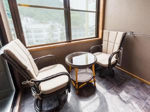 日光LiVEMAX RESORT Kawaji的一间设有椅子和桌子的等候室和窗户
