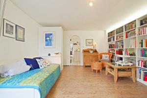 汉诺威Private Apartment的一间卧室配有一张床、一张桌子和书架