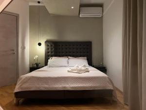 斯科普里Maria's Elite Luxury Apartment Skopje的一间卧室配有一张床,上面有两条毛巾