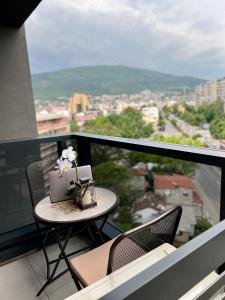 斯科普里Maria's Elite Luxury Apartment Skopje的阳台上的桌子上摆放着蛋糕