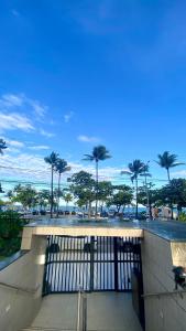 马塞约Apartamento a beira mar em Maceió的享有棕榈树停车场和大海的景致