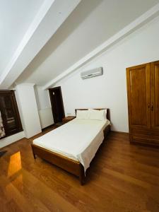 埃德雷米特village house kazdağları otel & restaurant的一间卧室配有一张床和一个木制橱柜