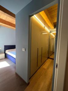 伊莫拉La Nicchia的走廊通往带床的卧室