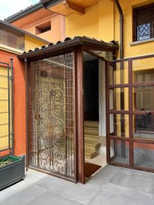 伊莫拉La Nicchia的铁门房子的入口