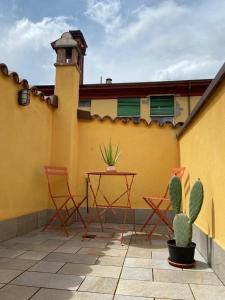 伊莫拉La Nicchia的庭院配有桌椅和仙人掌