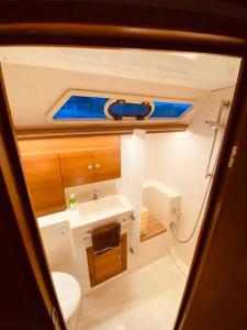巴勒莫Boat and Breakfast的一间带卫生间和水槽的小浴室