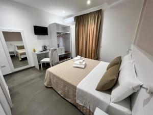 特罗佩阿Anfitrite B&B Tropea的一间酒店客房,一间设有一张床和一张书桌