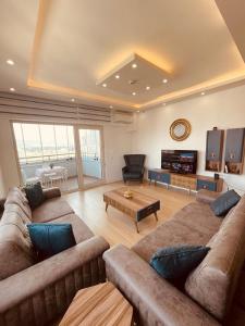 伯萨Bursa Mount View的一个大客厅,配有两张沙发和一张桌子