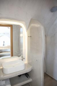 安坡里奥圣托里尼Luxury Canava的白色的浴室设有水槽和镜子