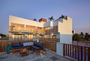 普雷亚Aiolos Hotel & Discoveries的阳台的蓝色沙发房子