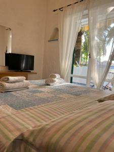 伊斯基亚Santa Caterina的一间卧室配有一张大床和毛巾