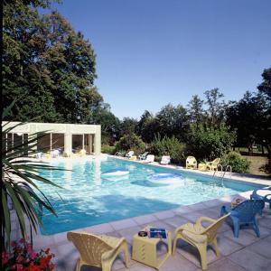 格里里尼城堡酒店的一个带椅子和桌子的大型游泳池