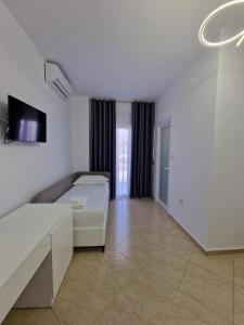 卡萨米尔Vila Klari的白色的客房配有床和沙发