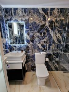 卡萨米尔Vila Klari的一间带水槽、卫生间和镜子的浴室