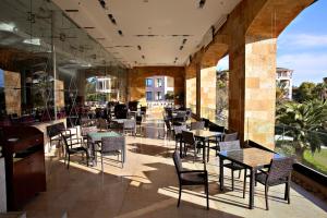 里奥卢汉索菲特的瑞色瓦卡达尔酒店的庭院内的餐厅,配有桌椅