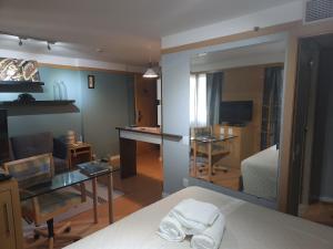 圣保罗La Bella Cintra, 672的酒店客房,配有床和镜子