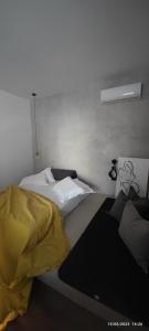 格勒姆Residence La Pineta的一间卧室配有两张带黄床单的床