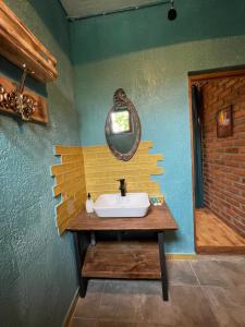 马尔特维利Odo’s Guest House的浴室设有水槽和墙上的镜子