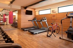 万隆万隆慕奇夕酒店的健身房,里面设有跑步机和自行车