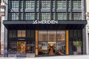 纽约Le Meridien New York, Central Park by Marriott的建筑物前方带有经线标志的商店