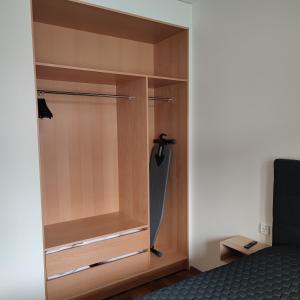 玛丽港Esplanad Suites的卧室内嵌入式衣柜