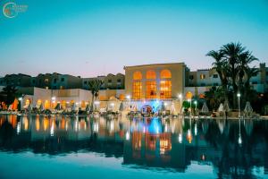 阿格希尔杰尔巴卡斯蒂利亚酒店的一座位于大楼前方的带大型游泳池的度假村