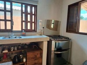 圣若热岛Casa Om - Vila de São Jorge的一间带炉灶的厨房 水槽旁的顶部烤箱