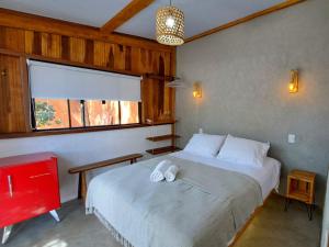 圣若热岛Casa Om - Vila de São Jorge的一间卧室配有一张带两条白色毛巾的床