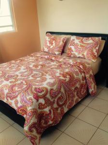 法哈多苏诺斯德尔马尔酒店的一张带红白毯子和枕头的床