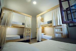 门多萨Fuxia House Hostel的带两张双层床和两张床的房间